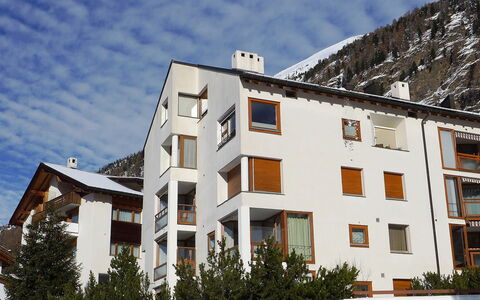 Pontresina 170: Wolke, Himmel, Gebäude, Pflanze, Fenster, Daytime, Urban Design, Haus, Schnee