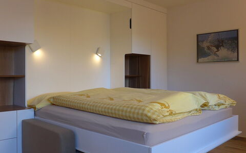 Chesa Munteratsch 311: Bett, Möbel, Matratze, Schlafzimmer, Zimmer, Bettrahmen, Eigentum, Bettdecke, Wand, Interior Design