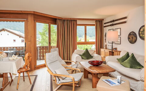 Silvaplana-Surlej 30: Möbel, Interior Design, Holz, Fussboden, Decke, Flooring, Zimmer, Wohnzimmer, Stuhl, Wohnung