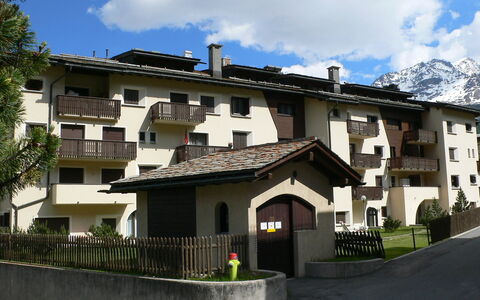 Silvaplana-Surlej 200: Wolke, Pflanze, Himmel, Gebäude, Eigentum, Fenster, Baum, Haus, Nachbarschaft, Urban Design