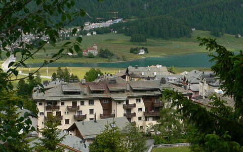 Silvaplana-Surlej 200: Gebäude, Wasser, Fenster, Baum, Pflanze, Haus, Vegetation, Natürliche Landschaft, Biome, Urban Design
