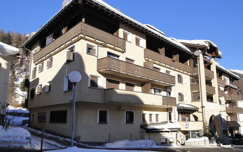 Silvaplana-Surlej 200: Himmel, Gebäude, Eigentum, Fenster, Schnee, Haus, Nachbarschaft, Steigung, Baum, Fassade
