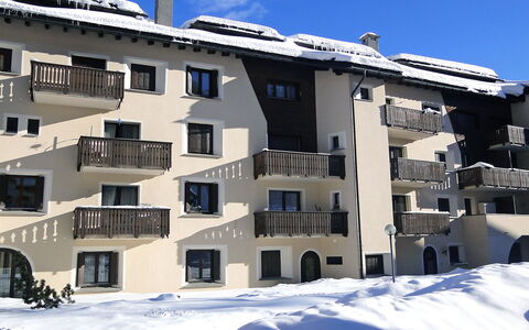 Silvaplana-Surlej 200: Gebäude, Schnee, Eigentum, Fenster, Himmel, Blau, Haus, Urban Design, Nachbarschaft, Einfrieren