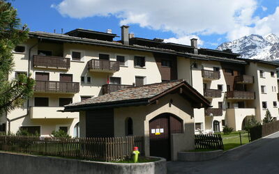 Silvaplana-Surlej 200: Wolke, Pflanze, Himmel, Gebäude, Eigentum, Fenster, Baum, Haus, Nachbarschaft, Urban Design