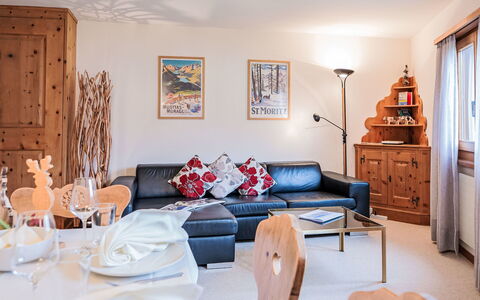 Chesa Polaschin B - B10 - Sils: Möbel, Eigentum, Geschirr, Komfort, Bilderrahmen, Tabelle, Dekoration, Holz, Interior Design, Cabinetry