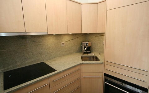 Chesa Alvetern 5: Countertop, Eigentum, Cabinetry, Zimmer, Küche, Möbel, Fliese, Sinken, Fussboden, Interior Design