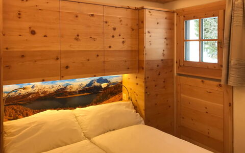 Chesa Alvetern 5: Eigentum, Möbel, Komfort, Gebäude, Fenster, Holz, Interior Design, Fussboden, Bettrahmen