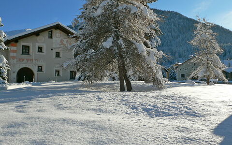 Chesa Chanella 5: Himmel, Gebäude, Schnee, Fenster, Blau, Natur, Baum, Ast, Lärche, Steigung