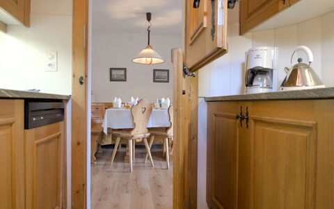 Chesa Chanella 5: Cabinetry, Eigentum, Countertop, Gebäude, Küche, Holz, Interior Design, Fussboden, Flooring, Regale