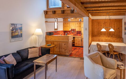 Chesa Cantieni: Möbel, Tabelle, Cabinetry, Holz, Schublade, Komfort, Die Architektur, Interior Design, Flooring, Wohnzimmer