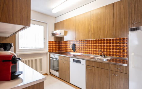 Chesa Clüs 6: Cabinetry, Countertop, Eigentum, Gebäude, Möbel, Küche, Herd, Sinken, Spüle, Küchengerät