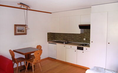 Vulpera 100.1: Zimmer, Eigentum, Möbel, Gebäude, Haus, Fussboden, Interior Design, Hartholz, Küche, Dachgeschoss