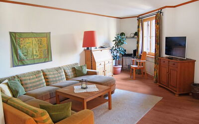 Vulpera 100.7: Zimmer, Wohnzimmer, Möbel, Interior Design, Eigentum, Gebäude, Haus, Fussboden, Grundeigentum, Decke