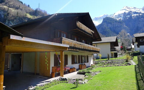 Untertal: Himmel, Berg, Gebäude, Eigentum, Fenster, Pflanze, Haus, Schatten, Grundstueck, Natürliche Landschaft