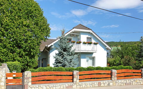 Gerania: Wolke, Himmel, Pflanze, Eigentum, Gebäude, Fenster, Baum, Strassenbelag, Haus, Vegetation