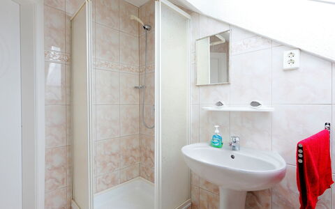 Gerania: Badezimmer, Eigentum, Zimmer, Fliese, Interior Design, Wand, Haus, Die Architektur, Fussboden, Grundeigentum