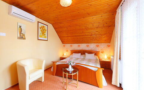 Flamingo: Zimmer, Eigentum, Möbel, Gebäude, Interior Design, Decke, Schlafzimmer, Grundeigentum, Bett, Suite