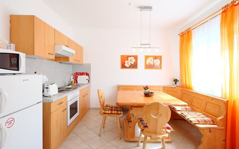 Balatonmariafurdo 750: Zimmer, Eigentum, Möbel, Orange, Interior Design, Küche, Gebäude, Gelb, Cabinetry, Haus