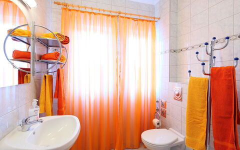 Balatonmariafurdo 750: Badezimmer, Orange, Zimmer, Eigentum, Interior Design, Gelb, Vorhang, Armatur, Fussboden, Fliese