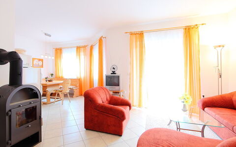 Balatonmariafurdo 750: Zimmer, Möbel, Eigentum, Rot, Interior Design, Orange, Gebäude, Gelb, Fussboden, Haus