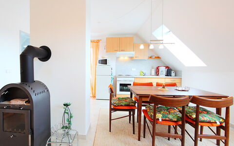 Balatonmariafurdo 750: Zimmer, Möbel, Interior Design, Eigentum, Tabelle, Esszimmer, Wohnzimmer, Fussboden, Zuhause, Haus