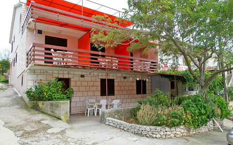 Korčula Vela Luka 800: Pflanze, Gebäude, Fenster, Baum, Urban Design, Wohngebiet, Nachbarschaft, Fassade, Grundeigentum, Landschaft