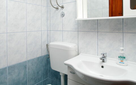 Korčula Vela Luka 800: Badezimmer, Eigentum, Zimmer, Fliese, Zapfhahn, Wand, Armatur, Interior Design, Die Architektur, Fussboden