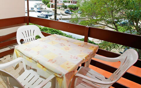 Korčula Vela Luka 800: Stuhl, Möbel, Tabelle, Zimmer, Esszimmer, Baum, Tischdecke, Veranda, Haus, Textil