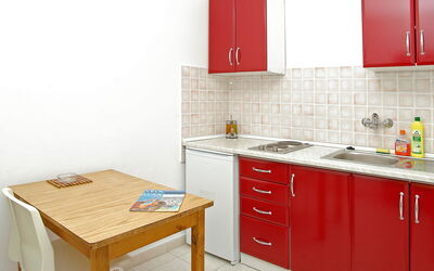 Šarenko 800.4: Zimmer, Möbel, Küche, Cabinetry, Countertop, Eigentum, Fliese, Interior Design, Gelb, Orange