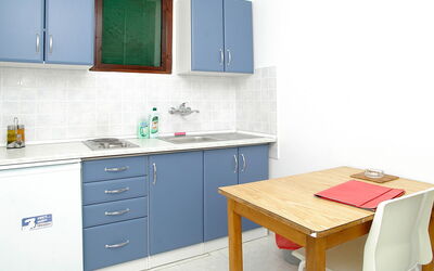 Šarenko 800.5: Möbel, Zimmer, Eigentum, Türkis, Cabinetry, Küche, Interior Design, Tabelle, Countertop, Haus