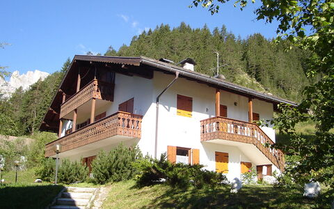 Storie di Montagna: Pflanze, Himmel, Gebäude, Fenster, Grün, Baum, Haus, Gras, Hütte, Eco Hotel