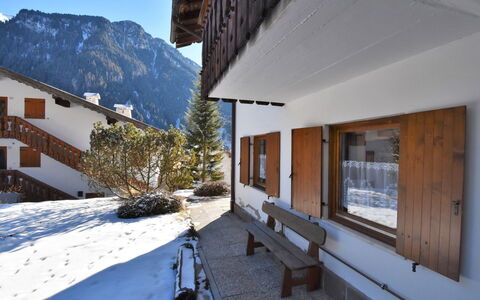 Storie di Montagna: Gebäude, Himmel, Fenster, Eigentum, Daytime, Azurblau, Blau, Berg, Pflanze, Haus