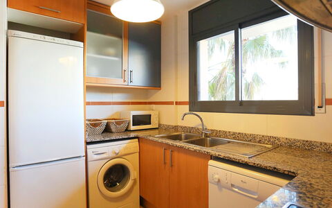 Peiro: Countertop, Zimmer, Cabinetry, Eigentum, Major Appliance, Möbel, Küche, Interior Design, Wäschekammer, Gebäude