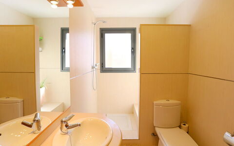 Peiro: Badezimmer, Zimmer, Eigentum, Interior Design, Wand, Armatur, Gebäude, Die Architektur, Haus, Grundeigentum