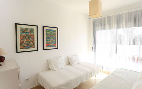 Peiro: Zimmer, Möbel, Eigentum, Interior Design, Schlafzimmer, Fussboden, Wand, Bett, Decke, Gebäude