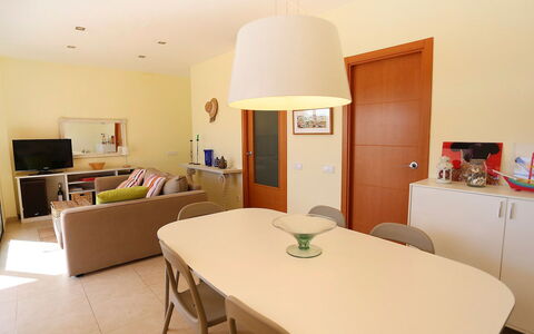 Peiro: Zimmer, Eigentum, Möbel, Interior Design, Gebäude, Tabelle, Fussboden, Haus, Esszimmer, Decke