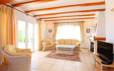 Faisa: Zimmer, Eigentum, Möbel, Interior Design, Wohnzimmer, Decke, Gebäude, Orange, Haus, Suite
