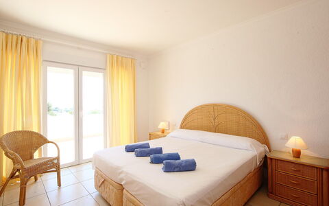 Faisa: Schlafzimmer, Bett, Möbel, Zimmer, Eigentum, Bettdecke, Bettrahmen, Matratze, Interior Design, Wand