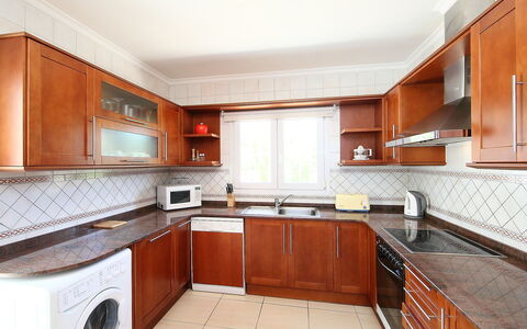 Faisa: Countertop, Eigentum, Zimmer, Cabinetry, Möbel, Küche, Gebäude, Grundeigentum, Interior Design, Haus