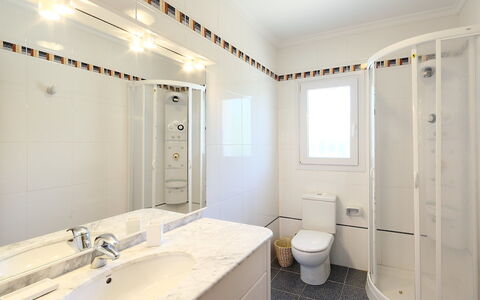 Faisa: Badezimmer, Eigentum, Zimmer, Interior Design, Armatur, Gebäude, Decke, Die Architektur, Grundeigentum, Badewanne