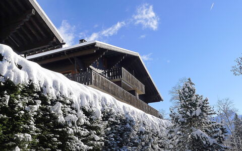 Les Bruyères 25: Himmel, Wolke, Gebäude, Schnee, Welt, Steigung, Haus, Fenster, Holz, Natürliche Landschaft