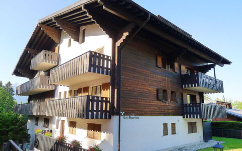 Les Bruyères 25: Pflanze, Himmel, Gebäude, Fenster, Holz, Haus, Urban Design, Baum, Wohngebiet, Fassade