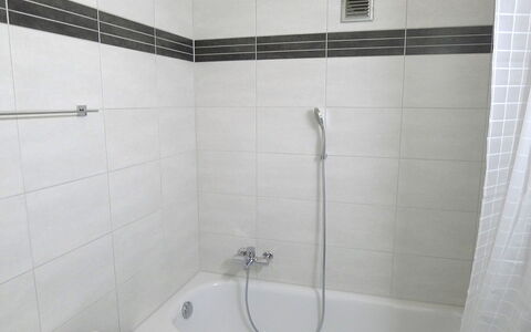 Les Bruyères 25: Badezimmer, Fliese, Eigentum, Zimmer, Wand, Zapfhahn, Die Architektur, Badewanne, Armatur, Grundeigentum
