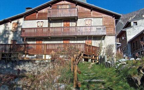 Chalet le Tour: Gebäude, Himmel, Pflanze, Eigentum, Fenster, Holz, Grundstueck, Haus, Nachbarschaft, Wohngebiet
