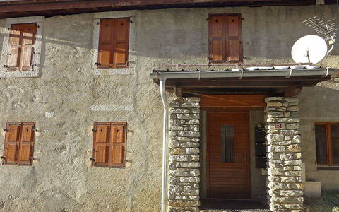 Chalet le Tour: Fenster, Pflanze, Gebäude, Holz, Tür, Himmel, Backstein, Mauerwerk, Haus