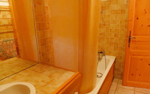 Chalet le Tour: Badezimmer, Eigentum, Zimmer, Fliese, Orange, Fussboden, Die Architektur, Interior Design, Grundeigentum, Haus
