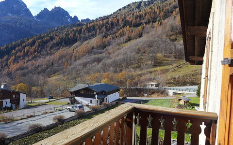 Chalet le Tour: Bergforms, Berg, Eigentum, Himmel, Wildnis, Zimmer, Haus, Senke, Zuhause, Gebäude