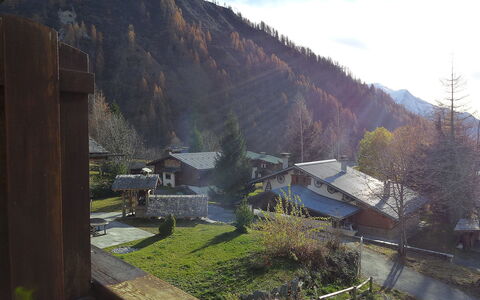 Chalet le Tour: Bergforms, Bergdorf, Berg, Bergstation, Wildnis, Himmel, Dorf, Hügel, Baum, Landschaft