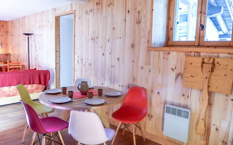 Chalet le Tour: Zimmer, Möbel, Eigentum, Interior Design, Haus, Gebäude, Tabelle, Wand, Zuhause, Grundeigentum