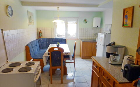 Bless: Zimmer, Eigentum, Gebäude, Möbel, Haus, Fussboden, Interior Design, Grundeigentum, Tabelle, Zuhause